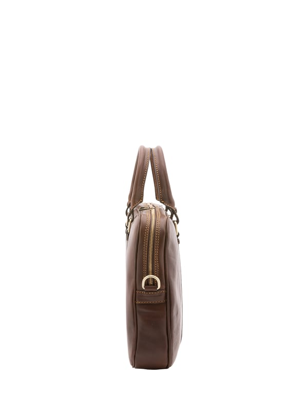 Bolso unisex. El cierre es con cremallera. Los bolsillos internos son uno con cremallera. Los bolsillos externos están ausentes. La bandolera es ajustable y extraíble en piel. El mango es de piel. Hay un compartimento interno. El material exterior es 100% Piel Auténtica. Internamente está forrado en algodón. Medidas: 37x31x6 cm. Hecho en Italia