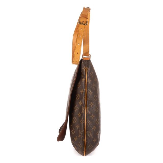 Louis Vuitton Bolsas Musette GM Bolso bandolera en Marrón Lona recubierta y Latón dorado hardware. El producto está en en Perfectas Condiciones (AA).
  Dimensiones: 37x30x6 cm 
  Accesorios incluidos: Dustbag
    
  BrandCo Paris encuentra artículos raros y en las mejores condiciones a precios increíbles. ¡Vale la pena tener paciencia! Compra con confianza: todos los artículos de BrandCo Paris son seleccionados y autenticados cuidadosamente por nuestro equipo de expertos.
  Todos los artículos vienen con un certificado de autenticidad y un embalaje entregado por BrandCo Paris.
  Tabla de clasificación de la condición del artículo
  N (como nuevo)
  AA (perfecto estado)
  A (excelente estado)
  AB (muy buen estado)
  B (bueno/regular)