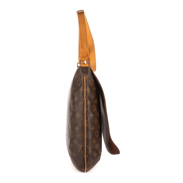 Louis Vuitton Bolsas Musette GM Bolso bandolera en Marrón Lona recubierta y Latón dorado hardware. El producto está en en Perfectas Condiciones (AA).
  Dimensiones: 37x30x6 cm 
  Accesorios incluidos: Dustbag
    
  BrandCo Paris encuentra artículos raros y en las mejores condiciones a precios increíbles. ¡Vale la pena tener paciencia! Compra con confianza: todos los artículos de BrandCo Paris son seleccionados y autenticados cuidadosamente por nuestro equipo de expertos.
  Todos los artículos vienen con un certificado de autenticidad y un embalaje entregado por BrandCo Paris.
  Tabla de clasificación de la condición del artículo
  N (como nuevo)
  AA (perfecto estado)
  A (excelente estado)
  AB (muy buen estado)
  B (bueno/regular)