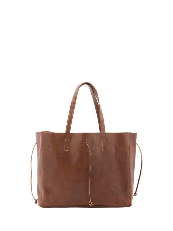Bolso bandolera unisex. El cierre es con cordones de piel. Los bolsillos internos son uno con cremallera. Los bolsillos externos están ausentes. Falta la correa para el hombro. El mango es de piel. Hay un compartimento interno. El material exterior es 100% Piel Auténtica. Internamente no está forrado. Medidas: 30x16x23 cm. Hecho en Italia