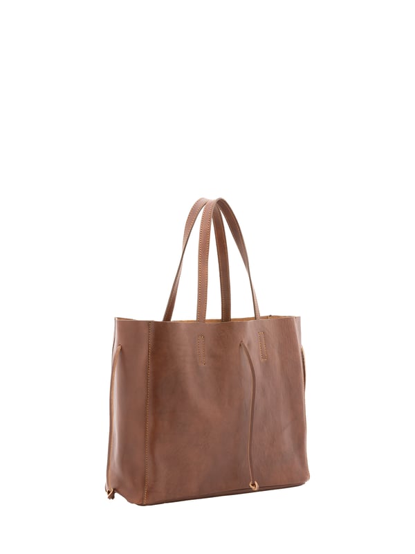 Bolso bandolera unisex. El cierre es con cordones de piel. Los bolsillos internos son uno con cremallera. Los bolsillos externos están ausentes. Falta la correa para el hombro. El mango es de piel. Hay un compartimento interno. El material exterior es 100% Piel Auténtica. Internamente no está forrado. Medidas: 30x16x23 cm. Hecho en Italia