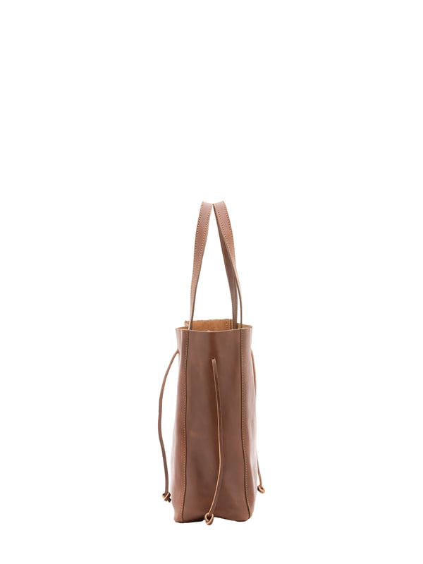 Bolso bandolera unisex. El cierre es con cordones de piel. Los bolsillos internos son uno con cremallera. Los bolsillos externos están ausentes. Falta la correa para el hombro. El mango es de piel. Hay un compartimento interno. El material exterior es 100% Piel Auténtica. Internamente no está forrado. Medidas: 30x16x23 cm. Hecho en Italia