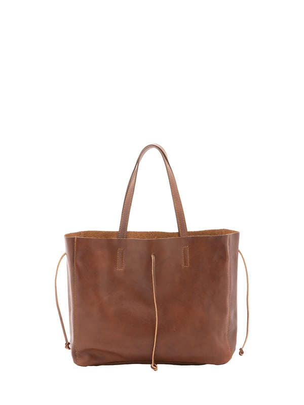 Bolso bandolera unisex. El cierre es con cordones de piel. Los bolsillos internos son uno con cremallera. Los bolsillos externos están ausentes. Falta la correa para el hombro. El mango es de piel. Hay un compartimento interno. El material exterior es 100% Piel Auténtica. Internamente no está forrado. Medidas: 30x16x23 cm. Hecho en Italia
