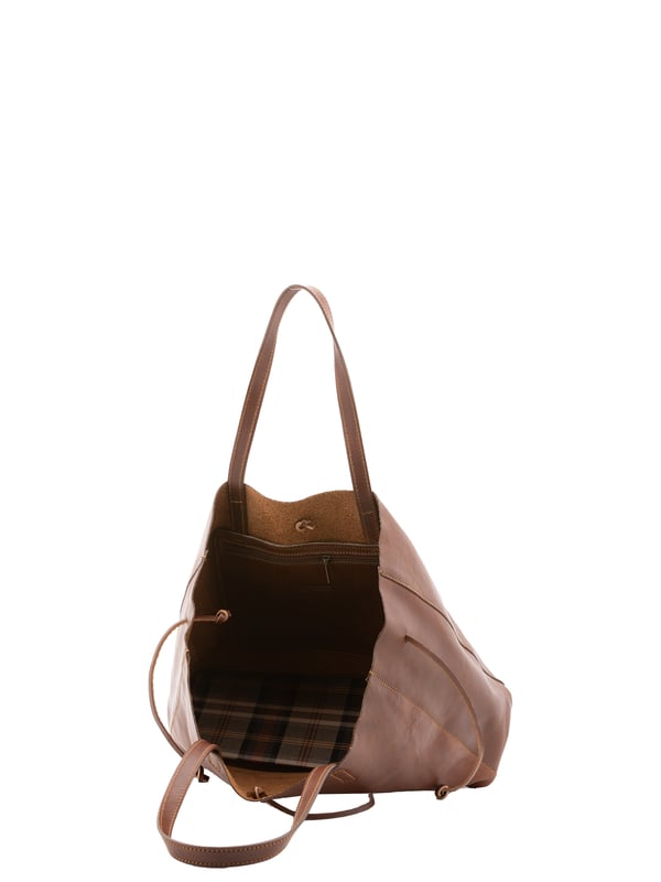 Bolso bandolera unisex. El cierre es con cordones de piel. Los bolsillos internos son uno con cremallera. Los bolsillos externos están ausentes. Falta la correa para el hombro. El mango es de piel. Hay un compartimento interno. El material exterior es 100% Piel Auténtica. Internamente no está forrado. Medidas: 30x16x23 cm. Hecho en Italia