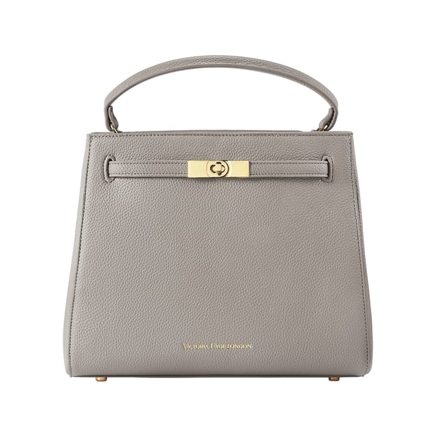 Victoria Hyde, women's bag, work bag, New Work, Victoria, shoulder bag
This new version of the Victoria handbag in nude is made of high-quality material and combines luxurious details such as the gold-colored clasp and subtle branding with a modern, minimalist design. The top handle and adjustable shoulder strap offer flexible carrying options so that the bag can be carried in style both in everyday life and after work. The interior impresses with well thought-out compartments that offer enough space for everyday items such as small books or tablets. Golden fittings perfectly round off the elegant design of this new version and make it an ideal companion for any occasion.

Details:

Dimensions: L28cm*H23cm*D11cm

Material: Fabric：PU, Lining：Microfiber

Metal color: light gold

Interior structure: Inside of the front of the bag: 1 zipper pocket made of organza.
Outside of the back: 1 headphone pocket, 1 lipstick pocket, 2 pen pockets, 1 key pocket, 1 sunglasses strap + D-ring.