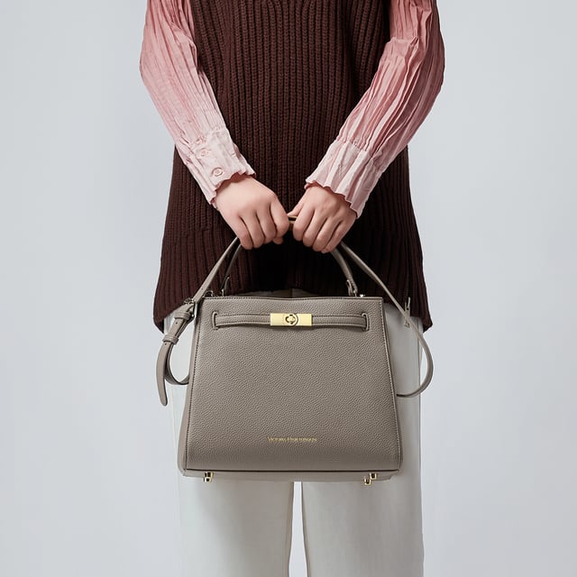 Victoria Hyde, women's bag, work bag, New Work, Victoria, shoulder bag
This new version of the Victoria handbag in nude is made of high-quality material and combines luxurious details such as the gold-colored clasp and subtle branding with a modern, minimalist design. The top handle and adjustable shoulder strap offer flexible carrying options so that the bag can be carried in style both in everyday life and after work. The interior impresses with well thought-out compartments that offer enough space for everyday items such as small books or tablets. Golden fittings perfectly round off the elegant design of this new version and make it an ideal companion for any occasion.

Details:

Dimensions: L28cm*H23cm*D11cm

Material: Fabric：PU, Lining：Microfiber

Metal color: light gold

Interior structure: Inside of the front of the bag: 1 zipper pocket made of organza.
Outside of the back: 1 headphone pocket, 1 lipstick pocket, 2 pen pockets, 1 key pocket, 1 sunglasses strap + D-ring.