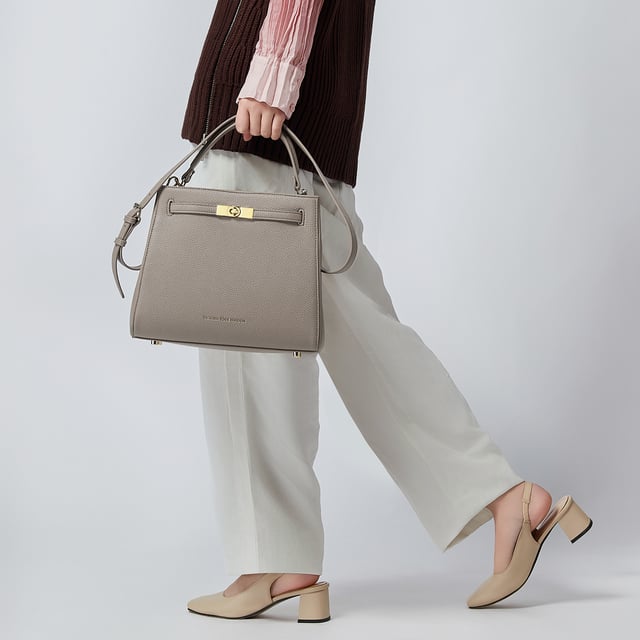 Victoria Hyde, women's bag, work bag, New Work, Victoria, shoulder bag
This new version of the Victoria handbag in nude is made of high-quality material and combines luxurious details such as the gold-colored clasp and subtle branding with a modern, minimalist design. The top handle and adjustable shoulder strap offer flexible carrying options so that the bag can be carried in style both in everyday life and after work. The interior impresses with well thought-out compartments that offer enough space for everyday items such as small books or tablets. Golden fittings perfectly round off the elegant design of this new version and make it an ideal companion for any occasion.

Details:

Dimensions: L28cm*H23cm*D11cm

Material: Fabric：PU, Lining：Microfiber

Metal color: light gold

Interior structure: Inside of the front of the bag: 1 zipper pocket made of organza.
Outside of the back: 1 headphone pocket, 1 lipstick pocket, 2 pen pockets, 1 key pocket, 1 sunglasses strap + D-ring.