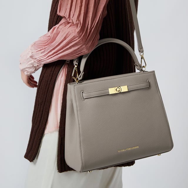 Victoria Hyde, women's bag, work bag, New Work, Victoria, shoulder bag
This new version of the Victoria handbag in nude is made of high-quality material and combines luxurious details such as the gold-colored clasp and subtle branding with a modern, minimalist design. The top handle and adjustable shoulder strap offer flexible carrying options so that the bag can be carried in style both in everyday life and after work. The interior impresses with well thought-out compartments that offer enough space for everyday items such as small books or tablets. Golden fittings perfectly round off the elegant design of this new version and make it an ideal companion for any occasion.

Details:

Dimensions: L28cm*H23cm*D11cm

Material: Fabric：PU, Lining：Microfiber

Metal color: light gold

Interior structure: Inside of the front of the bag: 1 zipper pocket made of organza.
Outside of the back: 1 headphone pocket, 1 lipstick pocket, 2 pen pockets, 1 key pocket, 1 sunglasses strap + D-ring.