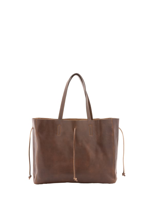 Bolso bandolera unisex. El cierre es con cordones de piel. Los bolsillos internos son uno con cremallera. Los bolsillos externos están ausentes. Falta la correa para el hombro. El mango es de piel. Hay un compartimento interno. El material exterior es 100% Piel Auténtica. Internamente no está forrado. Medidas: 30x16x23 cm. Hecho en Italia