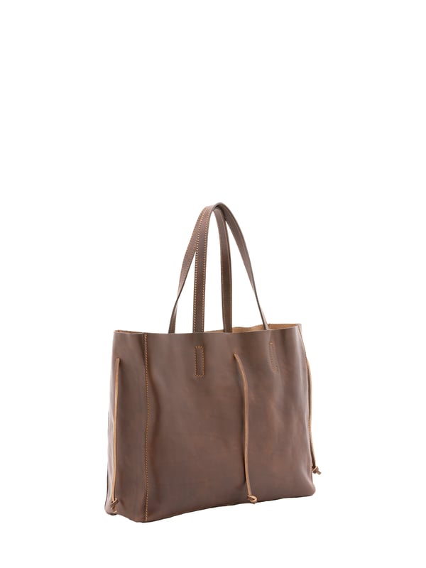 Bolso bandolera unisex. El cierre es con cordones de piel. Los bolsillos internos son uno con cremallera. Los bolsillos externos están ausentes. Falta la correa para el hombro. El mango es de piel. Hay un compartimento interno. El material exterior es 100% Piel Auténtica. Internamente no está forrado. Medidas: 30x16x23 cm. Hecho en Italia