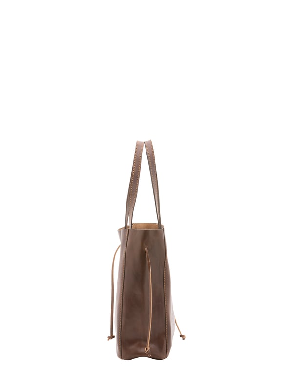 Bolso bandolera unisex. El cierre es con cordones de piel. Los bolsillos internos son uno con cremallera. Los bolsillos externos están ausentes. Falta la correa para el hombro. El mango es de piel. Hay un compartimento interno. El material exterior es 100% Piel Auténtica. Internamente no está forrado. Medidas: 30x16x23 cm. Hecho en Italia