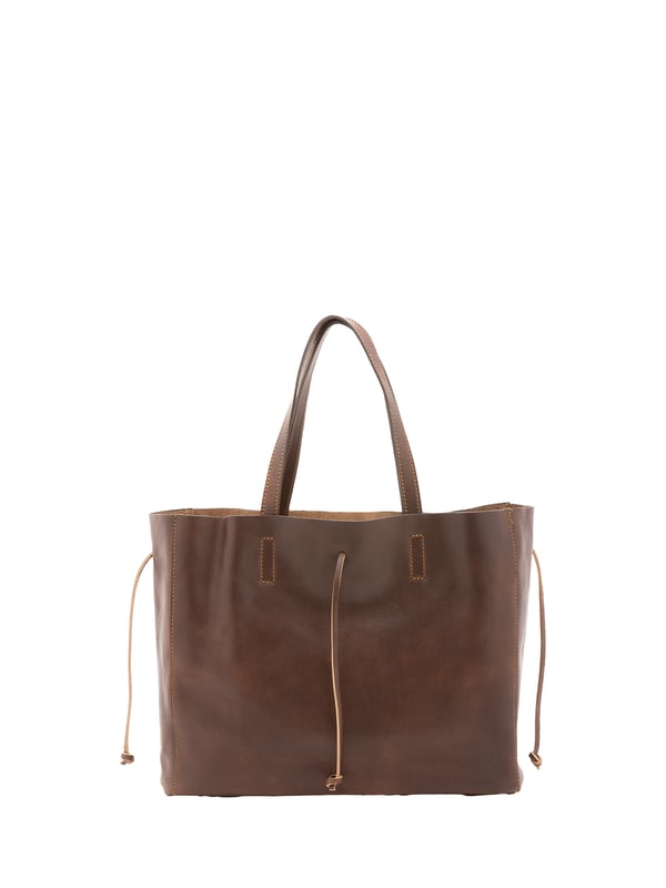 Bolso bandolera unisex. El cierre es con cordones de piel. Los bolsillos internos son uno con cremallera. Los bolsillos externos están ausentes. Falta la correa para el hombro. El mango es de piel. Hay un compartimento interno. El material exterior es 100% Piel Auténtica. Internamente no está forrado. Medidas: 30x16x23 cm. Hecho en Italia
