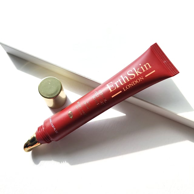 RETINOL COLLAGEN BOOST EYE CREAM 20ML The Retinol Collagen Boost Eye Cream 20ml is a powerful anti-aging treatment specifically formulated for the delicate skin around the eyes. This eye cream combines the benefits of retinol and collagen to target fine lines, wrinkles, and crow’s feet, while also improving skin elasticity and firmness. The retinol works to accelerate cell turnover, reducing the appearance of aging signs, while the collagen helps to plump and hydrate the skin, restoring a youthful, lifted look. The lightweight formula absorbs quickly, leaving the eye area smooth, refreshed, and rejuvenated.