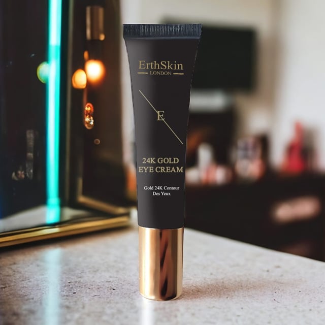 Onderoogcrème 24k goud 15ml Verhelder en verjong je oogcontouren met onze Under Eye Cream 24k Gold, een behandeling van 15 ml die is ontworpen om donkere kringen, wallen en fijne lijntjes aan te pakken. Deze luxe crème is verrijkt met puur 24-karaats goud en helpt de collageenproductie te stimuleren, de elasticiteit van de huid te verbeteren en de uitstraling te versterken. De lichte, snel absorberende formule zorgt voor een diepe hydratatie, waardoor de tere huid rond je ogen glad, stevig en fris aanvoelt. Perfect voor wie tekenen van vermoeidheid wil verminderen en een jeugdige, stralende oogopslag wil bereiken.