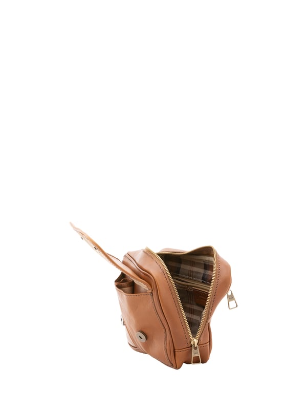 Alessia Firenze Embrague Unisexo Bolso de mano unisex. El cierre es con cremallera. Los bolsillos internos son uno con cremallera. Los bolsillos externos son uno delantero con botón magnético y otro trasero con cremallera. Falta la correa para el hombro. El mango es de piel. Hay un compartimento interno. El material exterior es 100% Piel Auténtica. Internamente está forrado en algodón. Medidas: 24x20x6 cm. Hecho en Italia