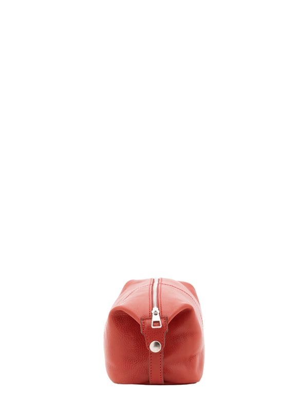 Unisex-Clutch mit Reißverschluss. eine mit Reißverschluss-Innentaschen. fehlende Außentaschen. fehlender Schultergurt. im Ledergriff. ein Innenfach.  Außenmaterial. Innen mit Baumwolle gefüttert. Maße: 26x17x12 cm. Hergestellt in Italien