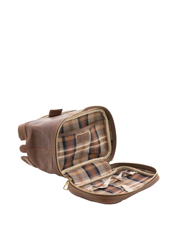 Unisex-Clutch mit Reißverschluss. fehlende Innentaschen. eine auf der Unterseite mit Außentaschen mit Reißverschluss. fehlender Schultergurt. im Ledergriff. zwei Innenfächer.  Außenmaterial. Innen mit Baumwolle gefüttert. Maße: 25x18x16 cm. Hergestellt in Italien