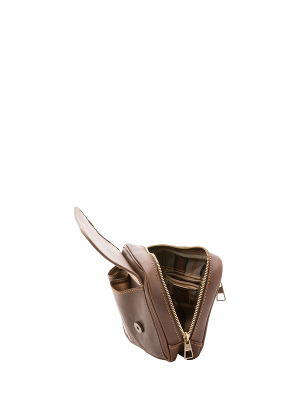 Alessia Firenze Embrague Unisexo Bolso de mano unisex. El cierre es con cremallera. Los bolsillos internos son uno con cremallera. Los bolsillos externos son uno delantero con botón magnético y otro trasero con cremallera. Falta la correa para el hombro. El mango es de piel. Hay un compartimento interno. El material exterior es 100% Piel Auténtica. Internamente está forrado en algodón. Medidas: 24x20x6 cm. Hecho en Italia