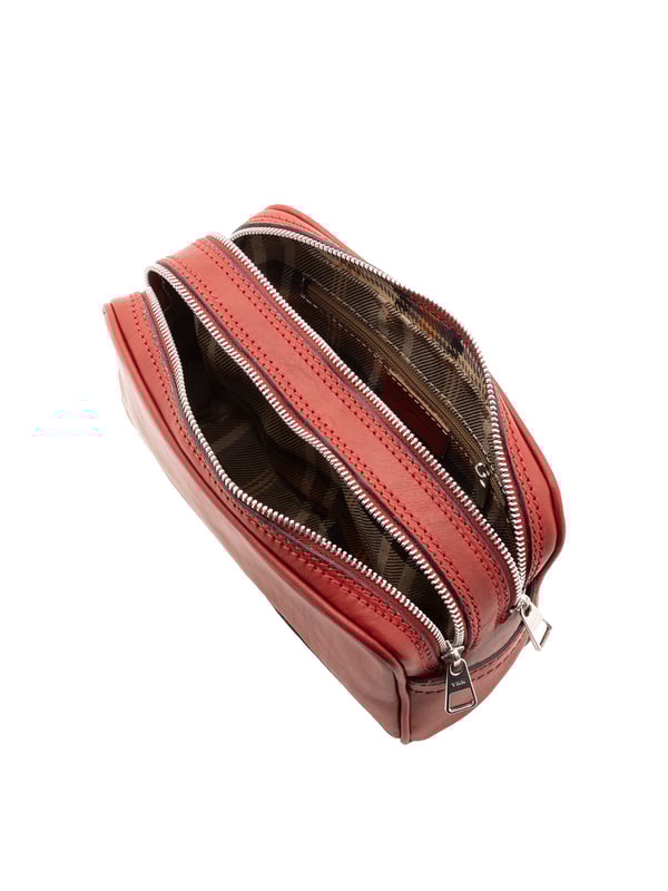 Unisex-Clutch mit Reißverschluss. eine mit Reißverschluss-Innentaschen. fehlende Außentaschen. fehlender Schultergurt. fehlender Griff. zwei Innenfächer.  Außenmaterial. Innen mit Baumwolle gefüttert. Maße: 24x18x7 cm. Hergestellt in Italien