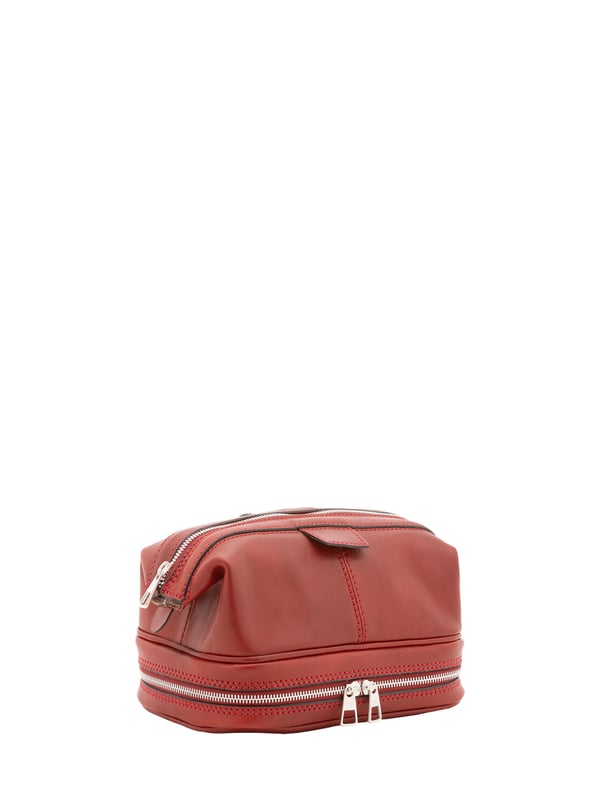 Alessia Firenze Embrague Unisexo Bolso de mano unisex. El cierre es con cremallera. Faltan bolsillos internos. Los bolsillos exteriores son uno en la parte inferior con cremallera. Falta la correa para el hombro. El mango es de piel. Hay dos compartimentos internos. El material exterior es 100% Piel Auténtica. Internamente está forrado en algodón. Medidas: 25x18x16 cm. Hecho en Italia