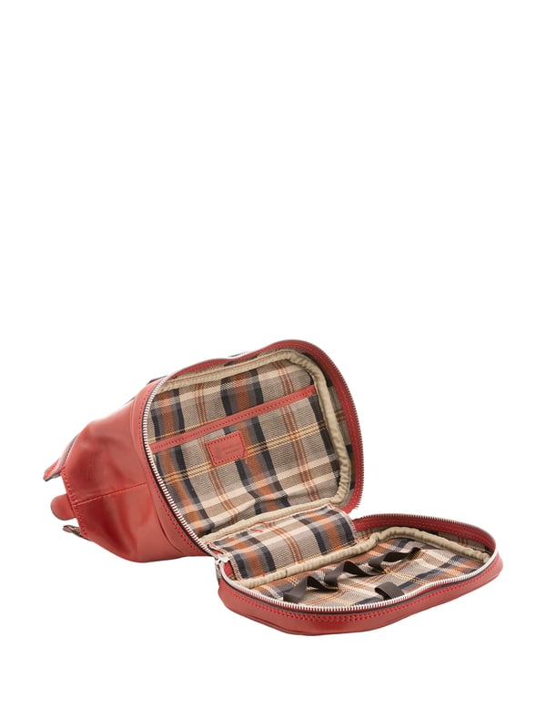 Alessia Firenze Embrague Unisexo Bolso de mano unisex. El cierre es con cremallera. Faltan bolsillos internos. Los bolsillos exteriores son uno en la parte inferior con cremallera. Falta la correa para el hombro. El mango es de piel. Hay dos compartimentos internos. El material exterior es 100% Piel Auténtica. Internamente está forrado en algodón. Medidas: 25x18x16 cm. Hecho en Italia