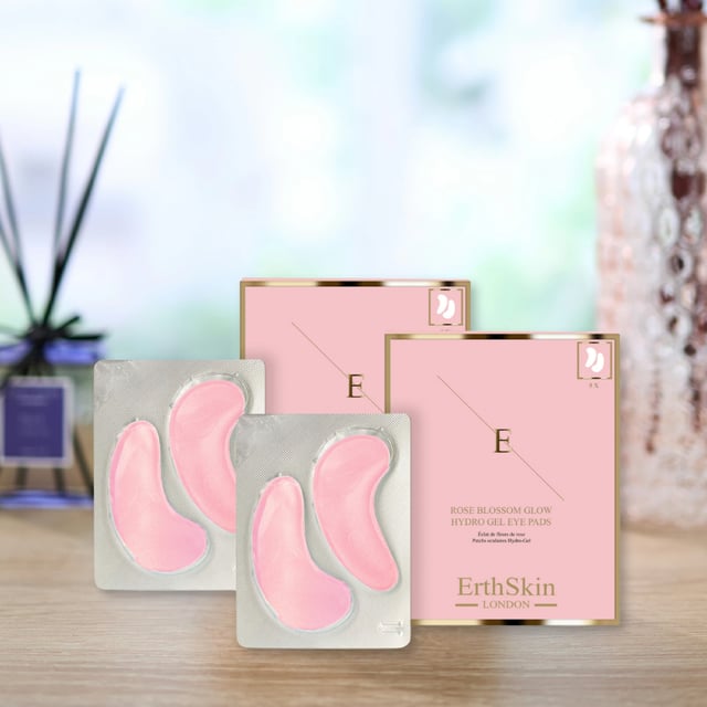 2x Rozenbloesem Glans Hydro-Gel Oogkompressen 5 X 2 ROZENBLOESEM GLOED HYDRO-GEL OOGPADS 5 X 2
Hoofdingrediënten :
Paeonia Albiflora bloemextract heeft hoge antioxidanten die de huid beschermen tegen vrije radicalen.
Rhodiola Rosea Wortelextract bevat veel antioxidanten en flavonoïden. Onderzoek heeft aangetoond dat het fijne lijntjes en rimpels kan helpen vervagen.
Wek je ogen onder je ogen met hydro-gelkussentjes op basis van bloemen die zijn ontworpen om zichtbare tekenen van vermoeidheid onder de ogen te verminderen. Gevuld met antioxidantrijk bloemextractserum dat koel aanvoelt op de huid en fijne lijntjes en rimpels verzacht. De verpakking bevat 5 x 2 oogpads.
Gebruik : Breng elk kompres aan op de onderkant van elk oog. Laat gedurende 10-15 minuten inwerken. Verwijder het kompres en masseer eventuele resten zachtjes in. Gebruik de pads niet opnieuw. Wekelijks gebruiken
Let op: Stop het gebruik als roodheid optreedt. Vermijd contact met de ogen. Niet inslikken.