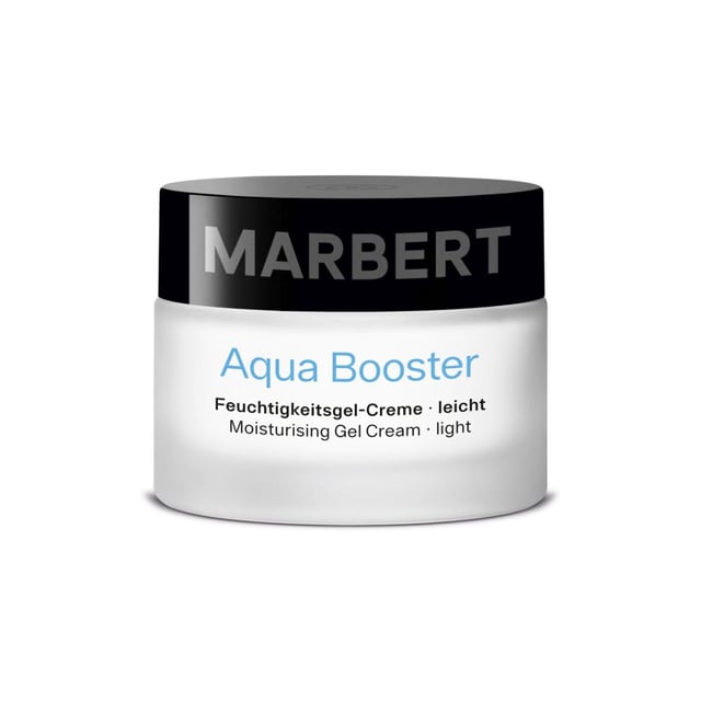 MARBERT Aqua Booster: 24 h effektive Feuchtigkeit mit 3 Arten Hyaluronsäure. Die neu überarbeitete Feuchtigkeits-Powerpflege Aqua Booster sorgt für das perfekte Aqua-Fitness-Programm für die Haut. Aqua Booster Feuchtigkeitsgel-Creme leicht für ölige Haut und Mischhaut spendet 24 h Feuchtigkeit mit 3 Hyaluronsäuren. spendet langanhaltend Feuchtigkeit sorgt für optimal durchfeuchtete Haut wirkt porenverfeinernd, aufpolsternd und glättend verleiht ein ebenmäßiges Hautbild und einen frischen Teint Angereichert mit 3 Arten der Hyaluronsäure, Aquapront®, Vitamin B3 (Niacinamid), Carrageenanextrakt, Indischem Wassernabelkraut-Extrakt, Betain, Vitamin E und Aloe Vera.