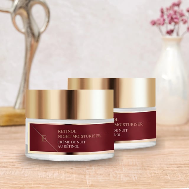 RETINOL NACHTMOISTURIZER 50ML  
- lichtgewicht, zijdezachte gelformule - heeft als doel de huid er gehydrateerd en gevoed uit te laten zien - heeft als doel de huid zachter en veerkrachtiger te laten aanvoelen - doordrenkt met retinol, dat bekend staat om zijn anti-verouderingsvoordelen - verrijkt met aloë vera-sap en kamille, die bekend zijn om hun kalmerende werking op de huid  
Helpt de natuurlijke vochtbarrière te versterken en het uiterlijk van fijne lijntjes te verzachten. Deze lichte maar krachtige moisturizer werkt om een stralender, strakker en jeugdiger uitziend te verkwikken met retinol.  
Gebruik: Breng een erwt-grootte hoeveelheid aan op uw gezicht en masseer het 's nachts in.