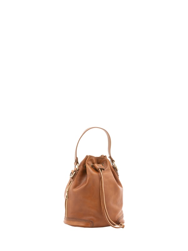 Bolso tipo cubo unisex. El cierre es con cordón. Los bolsillos internos son uno con cremallera. Hay dos bolsillos externos con cremalleras a los lados. La bandolera es ajustable en piel. El mango es de piel. Hay un compartimento interno. El material exterior es 100% Piel Auténtica. Internamente está forrado en algodón. Medidas: 24x30x16 cm. Hecho en Italia