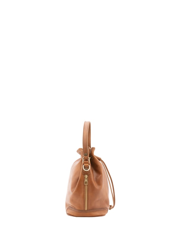 Bolso tipo cubo unisex. El cierre es con cordón. Los bolsillos internos son uno con cremallera. Hay dos bolsillos externos con cremalleras a los lados. La bandolera es ajustable en piel. El mango es de piel. Hay un compartimento interno. El material exterior es 100% Piel Auténtica. Internamente está forrado en algodón. Medidas: 24x30x16 cm. Hecho en Italia