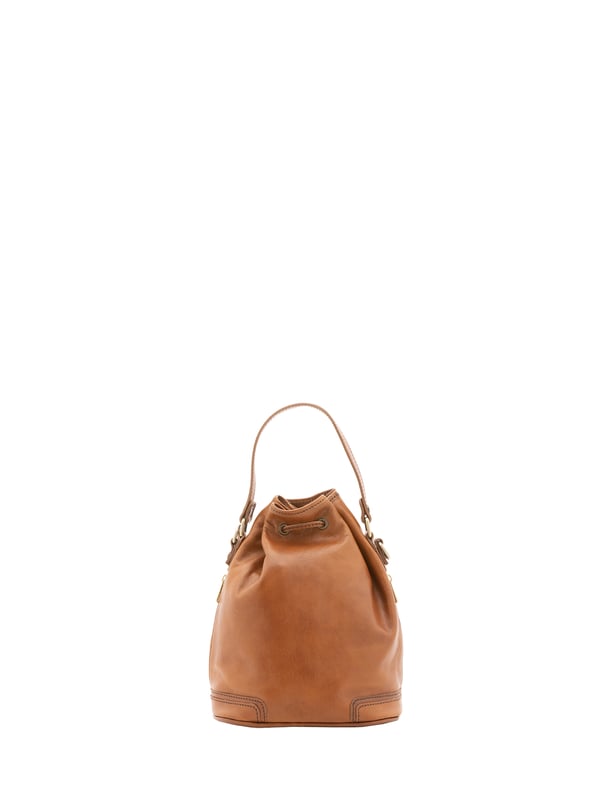 Bolso tipo cubo unisex. El cierre es con cordón. Los bolsillos internos son uno con cremallera. Hay dos bolsillos externos con cremalleras a los lados. La bandolera es ajustable en piel. El mango es de piel. Hay un compartimento interno. El material exterior es 100% Piel Auténtica. Internamente está forrado en algodón. Medidas: 24x30x16 cm. Hecho en Italia