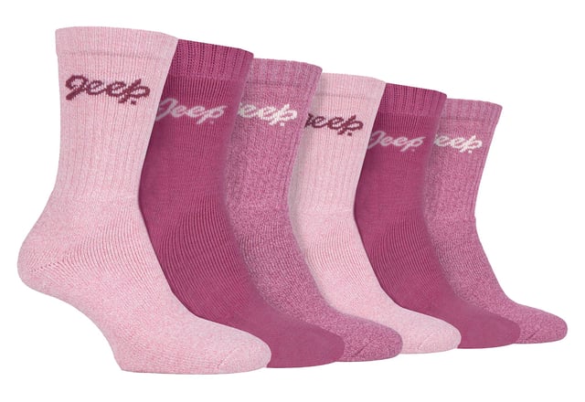 Pack de 6 calcetines de algodón Jeep para mujer: Presentamos nuestros calcetines Jeep Cushioned Foot Cotton Boot Socks - el compañero perfecto para las aventuras urbanas de trail con botas. Este pack de 6 pares está confeccionado con una mezcla suave y transpirable, compuesta por un 82% de algodón, un 15% de nailon, un 1% de poliéster y un 2% de elastano. Con costuras y puños estándar, estos calcetines ofrecen un ajuste cómodo. Diseñados para ofrecer el máximo confort y protección, los calcetines presentan un grosor medio y una pernera acanalada. El pie está totalmente acolchado con un denso rizo, que proporciona una excelente amortiguación, aislamiento y absorción de impactos desde los dedos hasta el talón. Despídete de los impactos y golpes cotidianos durante tus excursiones al aire libre. En elegantes tonos de colores lisos, marga e hilos de colores en bloque, estos calcetines de bota lucen los logotipos Jeep script entretejidos en las perneras para darles un toque moderno. Son lavables a máquina a 40°, lo que garantiza un fácil mantenimiento. Ideales para el tiempo libre, estos calcetines de bota Jeep para mujer son la combinación perfecta de estilo y funcionalidad. No pierdas la oportunidad de disfrutar de unos pies supersuaves y ricos en algodón. . Detalles del producto extra: Calcetines Jeep Cushioned Foot Cotton Boot - tu compañero de aventuras en los senderos urbanos. Mezcla suave y transpirable - 82% Algodón, 15% Nylon, 1% Poliéster, 2% Elastano. Máximo confort y protección con grosor medio y pierna acanalada. Pie totalmente acolchado con rizo denso para una excelente amortiguación. Tonos elegantes con modernos logotipos Jeep script tejidos en las perneras. Lavable a máquina a 40° para un fácil mantenimiento. Di adiós a los impactos y golpes durante las excursiones al aire libre. Disfruta de una comodidad supersuave y rica en algodón para tus pies.