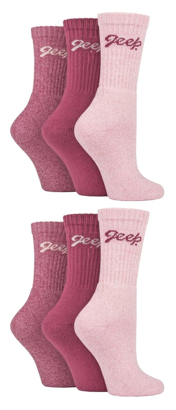 Pack de 6 calcetines de algodón Jeep para mujer: Presentamos nuestros calcetines Jeep Cushioned Foot Cotton Boot Socks - el compañero perfecto para las aventuras urbanas de trail con botas. Este pack de 6 pares está confeccionado con una mezcla suave y transpirable, compuesta por un 82% de algodón, un 15% de nailon, un 1% de poliéster y un 2% de elastano. Con costuras y puños estándar, estos calcetines ofrecen un ajuste cómodo. Diseñados para ofrecer el máximo confort y protección, los calcetines presentan un grosor medio y una pernera acanalada. El pie está totalmente acolchado con un denso rizo, que proporciona una excelente amortiguación, aislamiento y absorción de impactos desde los dedos hasta el talón. Despídete de los impactos y golpes cotidianos durante tus excursiones al aire libre. En elegantes tonos de colores lisos, marga e hilos de colores en bloque, estos calcetines de bota lucen los logotipos Jeep script entretejidos en las perneras para darles un toque moderno. Son lavables a máquina a 40°, lo que garantiza un fácil mantenimiento. Ideales para el tiempo libre, estos calcetines de bota Jeep para mujer son la combinación perfecta de estilo y funcionalidad. No pierdas la oportunidad de disfrutar de unos pies supersuaves y ricos en algodón. . Detalles del producto extra: Calcetines Jeep Cushioned Foot Cotton Boot - tu compañero de aventuras en los senderos urbanos. Mezcla suave y transpirable - 82% Algodón, 15% Nylon, 1% Poliéster, 2% Elastano. Máximo confort y protección con grosor medio y pierna acanalada. Pie totalmente acolchado con rizo denso para una excelente amortiguación. Tonos elegantes con modernos logotipos Jeep script tejidos en las perneras. Lavable a máquina a 40° para un fácil mantenimiento. Di adiós a los impactos y golpes durante las excursiones al aire libre. Disfruta de una comodidad supersuave y rica en algodón para tus pies.