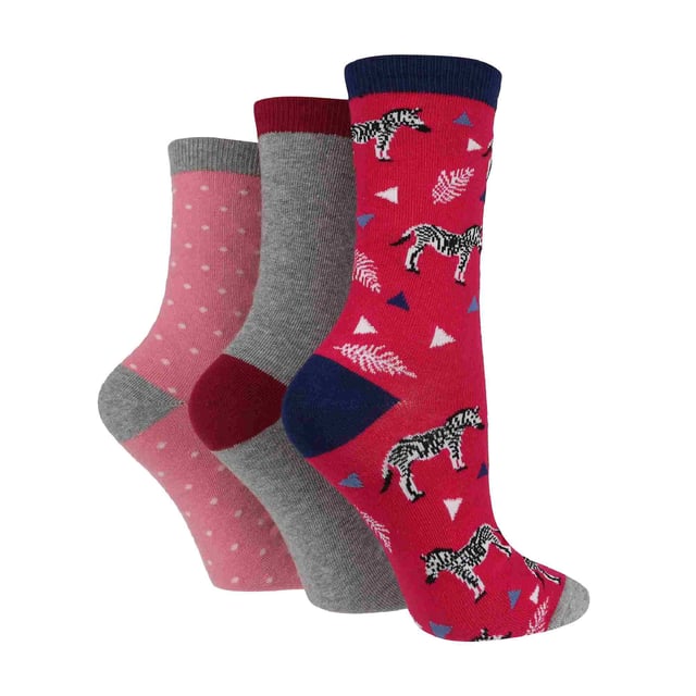 Wildfeet Ladies 3 Pack Calcetines de algodón: ¿Está buscando un regalo para el amante de los animales en su vida? No busques más, Wild Feet Ladies Cotton Rich Socks. Con una gran variedad de diseños de animales, son el regalo perfecto para cualquier persona que le encanta mostrar su pasión por los amigos peludos. Disfruta de una gran comodidad y transpirabilidad con estos calcetines Wild Feet, fabricados con fibras de algodón suaves y transpirables. Cada paquete de 3 incluye una mezcla de tres diseños divertidos y juguetones, que muestran una gama de novedosos motivos animales perfectos para cualquier ocasión. Tanto si estás haciendo recados, trabajando o simplemente descansando en casa, estos calcetines te garantizan unos pies cómodos y con estilo. Elige entre una gran variedad de diseños divertidos y juguetones, como adorables conejos, astutos zorros, adorables gatos, coloridos loros, juguetones perros salchicha y zumbadoras abejas, entre otros. Wild Feet es una gama de calcetines con diseños chulos, motivos simpáticos y eslóganes extravagantes: ¡desde carlinos y pingüinos hasta leones y llamas! - Elige entre una gama de estilos para hombre y mujer, desde calcetines tobilleros hasta calcetines deportivos. Hay 3 pares por paquete y vienen en talla única para señoras 4-8 UK. Están hechos de 76% algodón, 22% poliamida, 2% elastano y son lavables a máquina. Detalles adicionales del producto: Pack de 3 calcetines de algodón con dibujos de animales 7 estilos disponibles Suaves y cómodos Una gran idea para regalar Pies Salvajes Marca Wild Feet