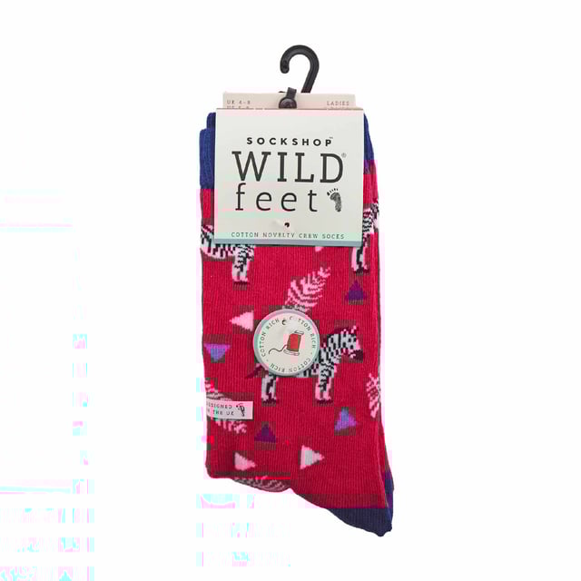 Wildfeet Ladies 3 Pack Calcetines de algodón: ¿Está buscando un regalo para el amante de los animales en su vida? No busques más, Wild Feet Ladies Cotton Rich Socks. Con una gran variedad de diseños de animales, son el regalo perfecto para cualquier persona que le encanta mostrar su pasión por los amigos peludos. Disfruta de una gran comodidad y transpirabilidad con estos calcetines Wild Feet, fabricados con fibras de algodón suaves y transpirables. Cada paquete de 3 incluye una mezcla de tres diseños divertidos y juguetones, que muestran una gama de novedosos motivos animales perfectos para cualquier ocasión. Tanto si estás haciendo recados, trabajando o simplemente descansando en casa, estos calcetines te garantizan unos pies cómodos y con estilo. Elige entre una gran variedad de diseños divertidos y juguetones, como adorables conejos, astutos zorros, adorables gatos, coloridos loros, juguetones perros salchicha y zumbadoras abejas, entre otros. Wild Feet es una gama de calcetines con diseños chulos, motivos simpáticos y eslóganes extravagantes: ¡desde carlinos y pingüinos hasta leones y llamas! - Elige entre una gama de estilos para hombre y mujer, desde calcetines tobilleros hasta calcetines deportivos. Hay 3 pares por paquete y vienen en talla única para señoras 4-8 UK. Están hechos de 76% algodón, 22% poliamida, 2% elastano y son lavables a máquina. Detalles adicionales del producto: Pack de 3 calcetines de algodón con dibujos de animales 7 estilos disponibles Suaves y cómodos Una gran idea para regalar Pies Salvajes Marca Wild Feet
