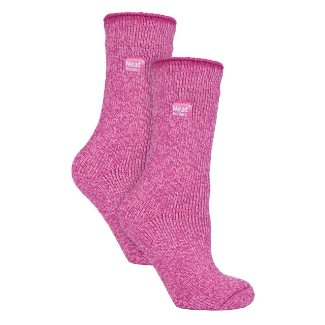 Calcetines térmicos de lana merina Heat Holders Ladies 2 Pack: Asegúrate de que tus pies se mantienen cómodos incluso en los días más fríos del invierno con estos calcetines térmicos Heat Holders de primera categoría con una calificación TOG de 2,9. Confeccionados con una mezcla de lana merino famosa por su excepcional capacidad de retención del calor y de evacuación de la humedad, estos calcetines térmicos largos emplean una tecnología de punto de vanguardia exclusiva de Heat Holders, que garantiza una calidez y un confort inigualables. Disfrute de la calidez y el confort durante todo el día con estos calcetines térmicos de pelo largo y lujosa y suave capa interior cepillada, diseñados para atrapar eficazmente el calor y amortiguar sus pies. Estos calcetines de lana merino para mujer están disponibles en 4 fantásticos colores: Negro, Lila, Rosa y Vino y están hechos de 54% Acrílico 36% Lana, 5% Nylon, 4% Poliéster y 1% Elastano. Se pueden lavar a máquina (en un ciclo suave) y están disponibles en un paquete de dos pares. Detalles adicionales del productoCalcetines de lana merina Heat Holders Paquete múltiple de 2 pares Talón y puntera reforzados Suave lana merina Interior cepillado 2.9 TOG Calor superior Señoras Talla única: 4-8 UK Lavado a máquina en frío en ciclo suave
