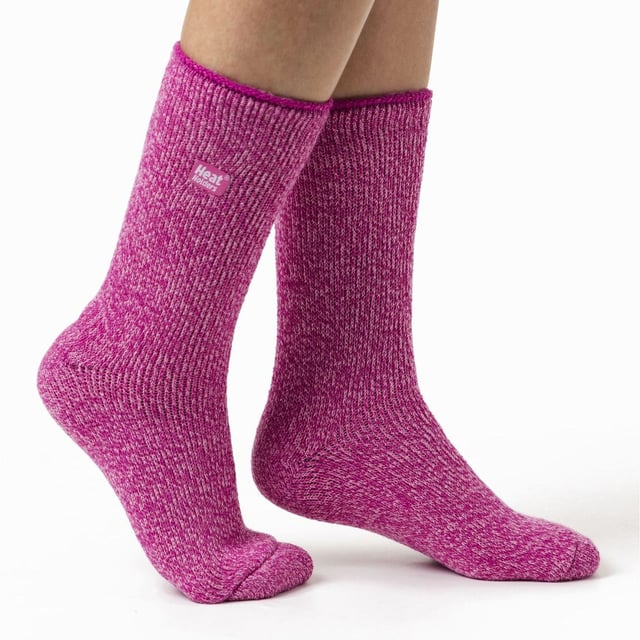 Calcetines térmicos de lana merina Heat Holders Ladies 2 Pack: Asegúrate de que tus pies se mantienen cómodos incluso en los días más fríos del invierno con estos calcetines térmicos Heat Holders de primera categoría con una calificación TOG de 2,9. Confeccionados con una mezcla de lana merino famosa por su excepcional capacidad de retención del calor y de evacuación de la humedad, estos calcetines térmicos largos emplean una tecnología de punto de vanguardia exclusiva de Heat Holders, que garantiza una calidez y un confort inigualables. Disfrute de la calidez y el confort durante todo el día con estos calcetines térmicos de pelo largo y lujosa y suave capa interior cepillada, diseñados para atrapar eficazmente el calor y amortiguar sus pies. Estos calcetines de lana merino para mujer están disponibles en 4 fantásticos colores: Negro, Lila, Rosa y Vino y están hechos de 54% Acrílico 36% Lana, 5% Nylon, 4% Poliéster y 1% Elastano. Se pueden lavar a máquina (en un ciclo suave) y están disponibles en un paquete de dos pares. Detalles adicionales del productoCalcetines de lana merina Heat Holders Paquete múltiple de 2 pares Talón y puntera reforzados Suave lana merina Interior cepillado 2.9 TOG Calor superior Señoras Talla única: 4-8 UK Lavado a máquina en frío en ciclo suave