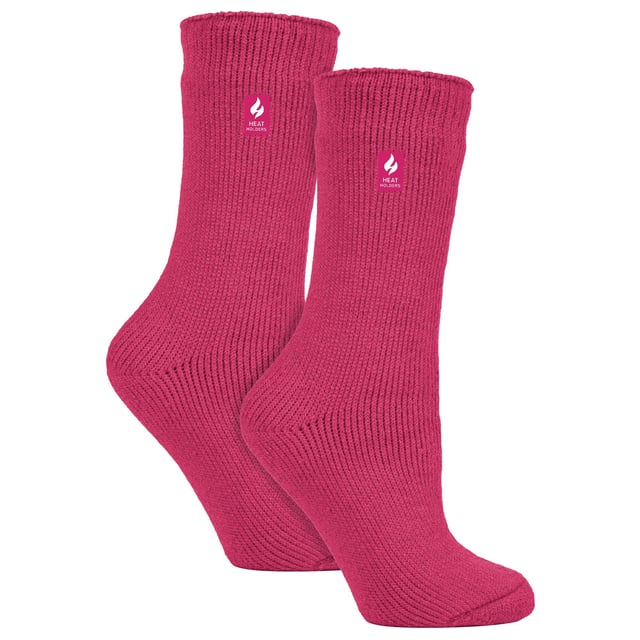Calentadores - Calcetines Térmicos Originales: Experimenta el máximo calor y confort con los calcetines térmicos Heat Holders - Original. Universales y cómodos, estos impresionantes calcetines son el complemento perfecto para tus atuendos de invierno, tanto informales como formales. Una actualización elegante y práctica de su guardarropa, cada par asegura una comodidad inigualable, esencial para los meses más fríos. Gracias a su excelente capacidad de absorción de la humedad, sus pies permanecerán secos y deliciosamente cómodos las 24 horas del día. Prepárate para una experiencia de comodidad sin igual con este destacado calcetín térmico. Si buscas unos calcetines que combinen calidez, comodidad y durabilidad para los meses más fríos, estos calcetines térmicos seguro que te impresionarán. Con los calcetines térmicos Heat Holders de 2,3 Tog para hombre y mujer, estarás ganando más que con unos calcetines térmicos normales. La gama Heat Holders está disponible en una gran variedad de colores, desde los clásicos atemporales negro y azul marino hasta tonos vibrantes, como el atrevido rosa fuerte y el morado real. Para los hombres, los calcetines están diseñados para adaptarse cómodamente a tallas que van desde la 6 a la 11. En el caso de las mujeres, se adaptan a tallas que van de la 4 a la 8. Con una gama de tallas tan amplia, nos aseguramos de que estos cómodos calcetines térmicos se adapten perfectamente a todo el mundo. Detalles esenciales del producto: - Propiedades de absorción de la humedad - Tecnología de mantenimiento del calor