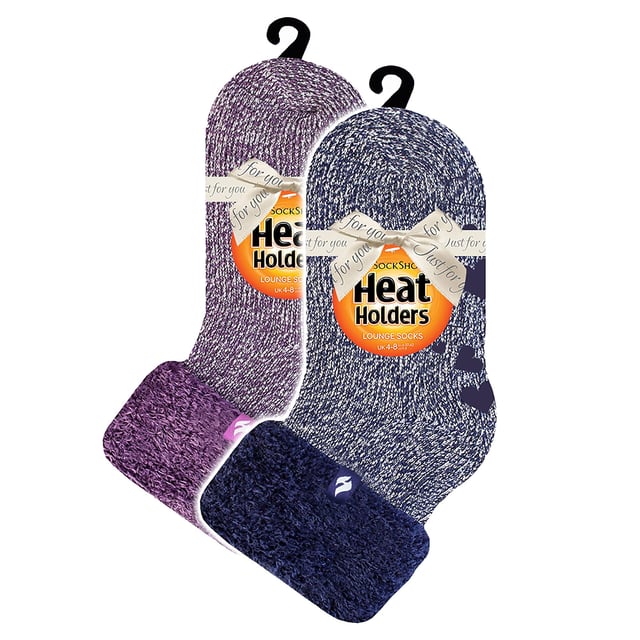 Calentadores - Calcetines Lounge: Calcetines Heat Holders Lounge. No se trata de unos calcetines normales, sino de su compañero ideal para los perezosos domingos de invierno. Nuestros calcetines Lounge están equipados con un agarre único en la parte inferior, lo que garantiza una tracción firme al caminar sobre suelos de madera resbaladizos. Para mayor comodidad, hemos incluido un puño giratorio. Esta característica de diseño no sólo garantiza un ajuste ceñido, sino que también proporciona una capa adicional de calidez que realmente mejora su experiencia de descanso. Mediante una innovadora tecnología de punto, hemos creado lo que llamamos Heat Holders Loops. Este exclusivo acolchado de bucles extralargos retiene más aire caliente, lo que aumenta significativamente el grado TOG de nuestros calcetines. El corazón de nuestros calcetines Heat Holders Lounge es nuestro hilo térmico especialmente desarrollado. Este hilo está diseñado para producir un aislamiento de alto rendimiento contra el frío, manteniendo al mismo tiempo una capacidad superior de transpiración de la humedad. Así que, despídase del frío y salude al calor. Nuestros calcetines Lounge están fabricados con una mezcla duradera de 91% de acrílico, 5% de nailon, 3% de poliéster y 1% de elastano. Están disponibles en las tallas de mujer 4-8 UK y en tres atractivos estilos de talón y puntera: negro, rosa y morado. Y por si fuera poco, se pueden lavar a máquina. Detalles clave del producto: - Elección de atractivos colores - Material de alta calidad - Diseño único - Perfectos para interiores y ocasiones informales - Adecuados para señoras de tallas (4-8 UK)