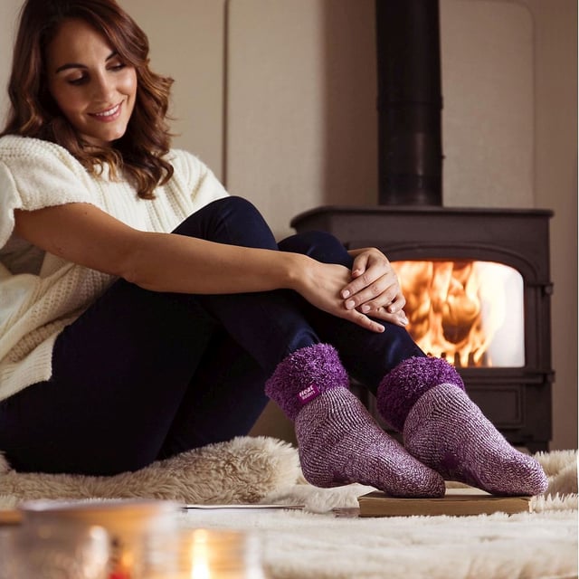 Calentadores - Calcetines Lounge: Calcetines Heat Holders Lounge. No se trata de unos calcetines normales, sino de su compañero ideal para los perezosos domingos de invierno. Nuestros calcetines Lounge están equipados con un agarre único en la parte inferior, lo que garantiza una tracción firme al caminar sobre suelos de madera resbaladizos. Para mayor comodidad, hemos incluido un puño giratorio. Esta característica de diseño no sólo garantiza un ajuste ceñido, sino que también proporciona una capa adicional de calidez que realmente mejora su experiencia de descanso. Mediante una innovadora tecnología de punto, hemos creado lo que llamamos Heat Holders Loops. Este exclusivo acolchado de bucles extralargos retiene más aire caliente, lo que aumenta significativamente el grado TOG de nuestros calcetines. El corazón de nuestros calcetines Heat Holders Lounge es nuestro hilo térmico especialmente desarrollado. Este hilo está diseñado para producir un aislamiento de alto rendimiento contra el frío, manteniendo al mismo tiempo una capacidad superior de transpiración de la humedad. Así que, despídase del frío y salude al calor. Nuestros calcetines Lounge están fabricados con una mezcla duradera de 91% de acrílico, 5% de nailon, 3% de poliéster y 1% de elastano. Están disponibles en las tallas de mujer 4-8 UK y en tres atractivos estilos de talón y puntera: negro, rosa y morado. Y por si fuera poco, se pueden lavar a máquina. Detalles clave del producto: - Elección de atractivos colores - Material de alta calidad - Diseño único - Perfectos para interiores y ocasiones informales - Adecuados para señoras de tallas (4-8 UK)