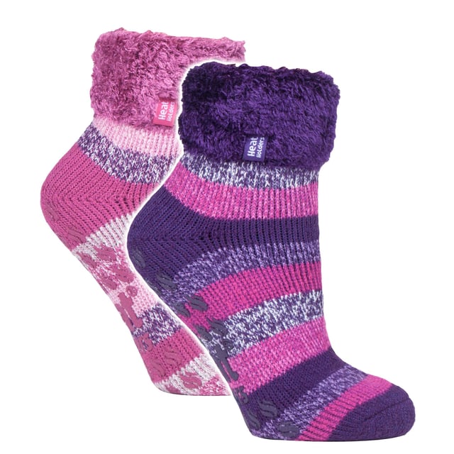Calentadores - Calcetines Lounge: Calcetines Heat Holders Lounge. No se trata de unos calcetines normales, sino de su compañero ideal para los perezosos domingos de invierno. Nuestros calcetines Lounge están equipados con un agarre único en la parte inferior, lo que garantiza una tracción firme al caminar sobre suelos de madera resbaladizos. Para mayor comodidad, hemos incluido un puño giratorio. Esta característica de diseño no sólo garantiza un ajuste ceñido, sino que también proporciona una capa adicional de calidez que realmente mejora su experiencia de descanso. Mediante una innovadora tecnología de punto, hemos creado lo que llamamos Heat Holders Loops. Este exclusivo acolchado de bucles extralargos retiene más aire caliente, lo que aumenta significativamente el grado TOG de nuestros calcetines. El corazón de nuestros calcetines Heat Holders Lounge es nuestro hilo térmico especialmente desarrollado. Este hilo está diseñado para producir un aislamiento de alto rendimiento contra el frío, manteniendo al mismo tiempo una capacidad superior de transpiración de la humedad. Así que, despídase del frío y salude al calor. Nuestros calcetines Lounge están fabricados con una mezcla duradera de 91% de acrílico, 5% de nailon, 3% de poliéster y 1% de elastano. Están disponibles en las tallas de mujer 4-8 UK y en tres atractivos estilos de talón y puntera: negro, rosa y morado. Y por si fuera poco, se pueden lavar a máquina. Detalles clave del producto: - Elección de atractivos colores - Material de alta calidad - Diseño único - Perfectos para interiores y ocasiones informales - Adecuados para señoras en tallas (4-8 UK)