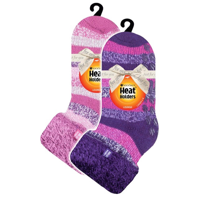 Calentadores - Calcetines Lounge: Calcetines Heat Holders Lounge. No se trata de unos calcetines normales, sino de su compañero ideal para los perezosos domingos de invierno. Nuestros calcetines Lounge están equipados con un agarre único en la parte inferior, lo que garantiza una tracción firme al caminar sobre suelos de madera resbaladizos. Para mayor comodidad, hemos incluido un puño giratorio. Esta característica de diseño no sólo garantiza un ajuste ceñido, sino que también proporciona una capa adicional de calidez que realmente mejora su experiencia de descanso. Mediante una innovadora tecnología de punto, hemos creado lo que llamamos Heat Holders Loops. Este exclusivo acolchado de bucles extralargos retiene más aire caliente, lo que aumenta significativamente el grado TOG de nuestros calcetines. El corazón de nuestros calcetines Heat Holders Lounge es nuestro hilo térmico especialmente desarrollado. Este hilo está diseñado para producir un aislamiento de alto rendimiento contra el frío, manteniendo al mismo tiempo una capacidad superior de transpiración de la humedad. Así que, despídase del frío y salude al calor. Nuestros calcetines Lounge están fabricados con una mezcla duradera de 91% de acrílico, 5% de nailon, 3% de poliéster y 1% de elastano. Están disponibles en las tallas de mujer 4-8 UK y en tres atractivos estilos de talón y puntera: negro, rosa y morado. Y por si fuera poco, se pueden lavar a máquina. Detalles clave del producto: - Elección de atractivos colores - Material de alta calidad - Diseño único - Perfectos para interiores y ocasiones informales - Adecuados para señoras en tallas (4-8 UK)