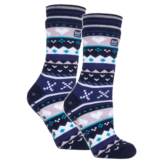 Calentadores - Calcetines Soul Warming para mujer: Sumérgete en una calidez y un confort inigualables con los calcetines térmicos para mujer Heat Holders Women's Soul Warming Socks . Diseñados por expertos para combatir el frío, estos calcetines térmicos son tus compañeros perfectos para escapadas tanto en interiores como al aire libre. El calor único que proporcionan nuestros calcetines los convertirá en un complemento esencial de tu colección. Los calcetines Heat Holders emplean nuestros conocimientos de aislamiento líderes en el mundo, prometiendo una retención del calor y un confort sin igual. Estos calcetines, diseñados con costuras estándar en los dedos, puños y una estructura de doble capa, se adaptan brillantemente a su estilo de vida activo. Aptos para todo el mundo, estos calcetines térmicos son tu escudo contra el frío. Los calcetines térmicos Soul Warming Socks ofrecen un sinfín de virtudes. Sus suelas de agarre antideslizante garantizan zancadas seguras en todas las superficies, asegurando seguridad y protección. Además, la exclusiva tecnología de retención del calor garantiza un confort y un calor duraderos, lo que convierte a los calcetines Heat Holders en tu mejor elección para ropa térmica. Con los calcetines Heat Holders Soul Warming Socks, estarás ganando más que con unos calcetines normales. Con una clasificación TOG de 2,3, los calcetines Heat Holders son 7 veces más cálidos que los calcetines de algodón normales. Aíslan mejor del frío invernal gracias a una tecnología avanzada que atrapa el aire caliente cerca de la piel. Detalles esenciales del producto: - Notable tecnología de retención del calor - Costuras y puños estándar - Tecnología Heat Holders - Clasificación 2.34 TOG