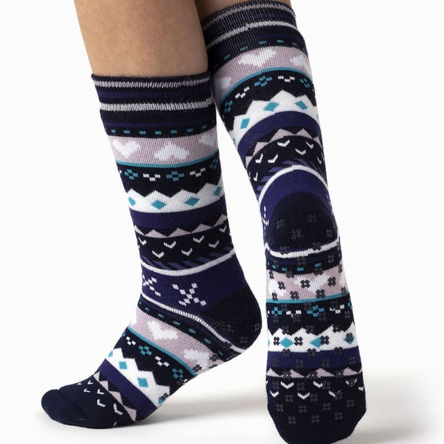 Calentadores - Calcetines Soul Warming para mujer: Sumérgete en una calidez y un confort inigualables con los calcetines térmicos para mujer Heat Holders Women's Soul Warming Socks . Diseñados por expertos para combatir el frío, estos calcetines térmicos son tus compañeros perfectos para escapadas tanto en interiores como al aire libre. El calor único que proporcionan nuestros calcetines los convertirá en un complemento esencial de tu colección. Los calcetines Heat Holders emplean nuestros conocimientos de aislamiento líderes en el mundo, prometiendo una retención del calor y un confort sin igual. Estos calcetines, diseñados con costuras estándar en los dedos, puños y una estructura de doble capa, se adaptan brillantemente a su estilo de vida activo. Aptos para todo el mundo, estos calcetines térmicos son tu escudo contra el frío. Los calcetines térmicos Soul Warming Socks ofrecen un sinfín de virtudes. Sus suelas de agarre antideslizante garantizan zancadas seguras en todas las superficies, asegurando seguridad y protección. Además, la exclusiva tecnología de retención del calor garantiza un confort y un calor duraderos, lo que convierte a los calcetines Heat Holders en tu mejor elección para ropa térmica. Con los calcetines Heat Holders Soul Warming Socks, estarás ganando más que con unos calcetines normales. Con una clasificación TOG de 2,3, los calcetines Heat Holders son 7 veces más cálidos que los calcetines de algodón normales. Aíslan mejor del frío invernal gracias a una tecnología avanzada que atrapa el aire caliente cerca de la piel. Detalles esenciales del producto: - Notable tecnología de retención del calor - Costuras y puños estándar - Tecnología Heat Holders - Clasificación 2.34 TOG