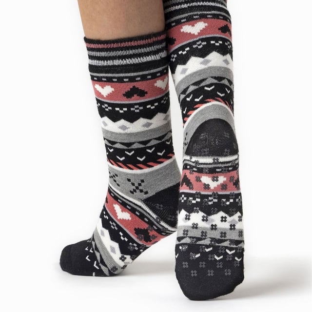 Calentadores - Calcetines Soul Warming para mujer: Sumérgete en una calidez y un confort inigualables con los calcetines térmicos para mujer Heat Holders Women's Soul Warming Socks . Diseñados por expertos para combatir el frío, estos calcetines térmicos son tus compañeros perfectos para escapadas tanto en interiores como al aire libre. El calor único que proporcionan nuestros calcetines los convertirá en un complemento esencial de tu colección. Los calcetines Heat Holders emplean nuestros conocimientos de aislamiento líderes en el mundo, prometiendo una retención del calor y un confort sin igual. Estos calcetines, diseñados con costuras estándar en los dedos, puños y una estructura de doble capa, se adaptan brillantemente a su estilo de vida activo. Aptos para todo el mundo, estos calcetines térmicos son tu escudo contra el frío. Los calcetines térmicos Soul Warming Socks ofrecen un sinfín de virtudes. Sus suelas de agarre antideslizante garantizan zancadas seguras en todas las superficies, asegurando seguridad y protección. Además, la exclusiva tecnología de retención del calor garantiza un confort y un calor duraderos, lo que convierte a los calcetines Heat Holders en tu mejor elección para ropa térmica. Con los calcetines Heat Holders Soul Warming Socks, estarás ganando más que con unos calcetines normales. Con una clasificación TOG de 2,3, los calcetines Heat Holders son 7 veces más cálidos que los calcetines de algodón normales. Aíslan mejor del frío invernal gracias a su avanzada tecnología que atrapa el aire caliente cerca de la piel. Detalles esenciales del producto: - Notable tecnología de retención del calor - Costuras y puños estándar - Tecnología Heat Holders - Clasificación 2.34 TOG