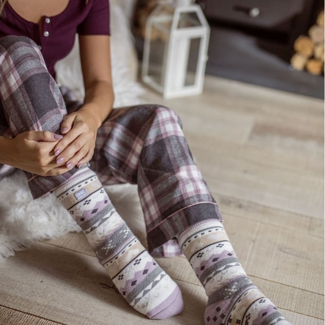 Calentadores - Calcetines Soul Warming para mujer: Sumérgete en una calidez y un confort inigualables con los calcetines térmicos para mujer Heat Holders Women's Soul Warming Socks . Diseñados por expertos para combatir el frío, estos calcetines térmicos son tus compañeros perfectos para escapadas tanto en interiores como al aire libre. El calor único que proporcionan nuestros calcetines los convertirá en un complemento esencial de tu colección. Los calcetines Heat Holders emplean nuestros conocimientos de aislamiento líderes en el mundo, prometiendo una retención del calor y un confort sin igual. Estos calcetines, diseñados con costuras estándar en los dedos, puños y una estructura de doble capa, se adaptan brillantemente a su estilo de vida activo. Aptos para todo el mundo, estos calcetines térmicos son tu escudo contra el frío. Los calcetines térmicos Soul Warming Socks ofrecen un sinfín de virtudes. Sus suelas de agarre antideslizante garantizan zancadas seguras en todas las superficies, asegurando seguridad y protección. Además, la exclusiva tecnología de retención del calor garantiza un confort y un calor duraderos, lo que convierte a los calcetines Heat Holders en tu mejor elección para ropa térmica. Con los calcetines Heat Holders Soul Warming Socks, estarás ganando más que con unos calcetines normales. Con una clasificación TOG de 2,3, los calcetines Heat Holders son 7 veces más cálidos que los calcetines de algodón normales. Aíslan mejor del frío invernal gracias a su avanzada tecnología que atrapa el aire caliente cerca de la piel. Detalles esenciales del producto: - Notable tecnología de retención del calor - Costuras y puños estándar - Tecnología Heat Holders - Clasificación 2.34 TOG