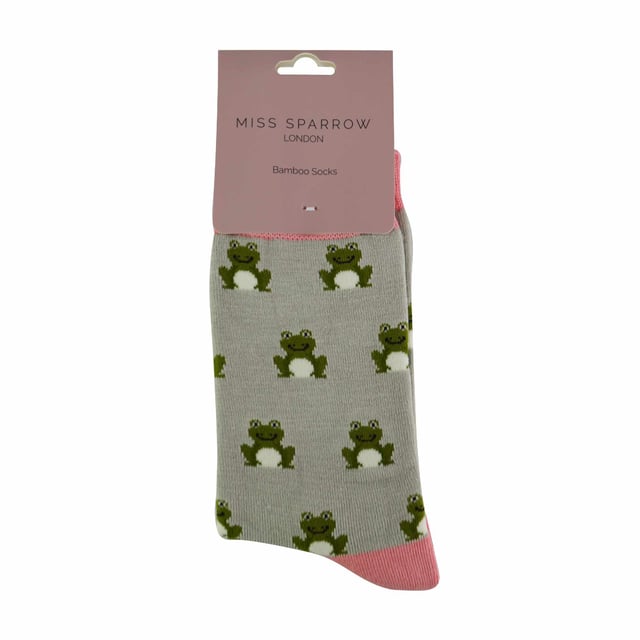 Miss Sparrow Calcetines de bambú con dibujos de animales: Miss Sparrow enorgullece sus productos con la filosofía de hacer que tus pies se sientan fabulosos durante todo el año. Ya sea por sus productos elegantes y con estilo, te traen accesorios únicos, emocionantes y a la moda, llenos de individualidad para darte la confianza de ser tú misma. Si buscas calcetines de bambú con colores brillantes, divertidos y alocados, ¡estos calcetines de Miss Sparrow son perfectos! Con un montón de estampados como lunares, rayas, zig zags ¡y mucho más! Seguro que encuentras el par perfecto para alegrar tus pies. Sus calcetines mantendrán tus dedos calientes y harán sonreír a tus seres queridos en ocasiones especiales. Incluso pueden ser un magnífico regalo para usted o para un ser querido. Estos calcetines son transpirables, hipoalergénicos, antibacterianos y muy suaves. Hay muchos diseños disponibles, incluyendo: Puffins, ranas, pingüinos y muchos más. Esta gama de calcetines está fabricada con un 54% de bambú, un 22% de algodón, un 16% de poliéster, un 6% de nailon y un 2% de elastano. Tallas para mujer: 4-7 UK. Lavables a máquina a menos de 40ºC. No lavar en seco. No planchar. No usar lejía. Detalles adicionales del producto: Calcetines Miss Sparrow para mujer Calcetines de bambú novedosos Un gran regalo Fibras ricas en bambú Diseños divertidos Super suaves y transpirables Hipoalergénicos Antibacterianos Lavables a máquina a menos de 40