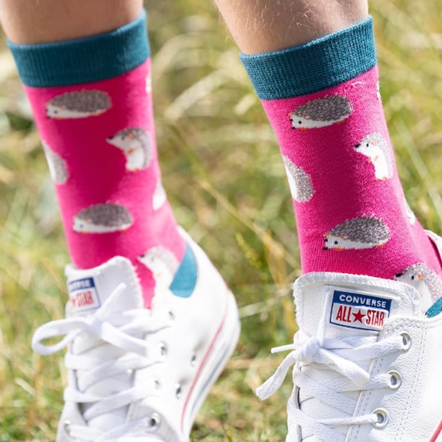 Miss Sparrow Calcetines de bambú con dibujos de animales: Miss Sparrow enorgullece sus productos con la filosofía de hacer que tus pies se sientan fabulosos durante todo el año. Ya sea por sus productos elegantes y con estilo, te traen accesorios únicos, emocionantes y a la moda, llenos de individualidad para darte la confianza de ser tú misma. Si buscas calcetines de bambú con colores brillantes, divertidos y alocados, ¡estos calcetines de Miss Sparrow son perfectos! Con un montón de estampados como lunares, rayas, zig zags ¡y mucho más! Seguro que encuentras el par perfecto para alegrar tus pies. Sus calcetines mantendrán tus dedos calientes y harán sonreír a tus seres queridos en ocasiones especiales. Incluso pueden ser un magnífico regalo para usted o para un ser querido. Estos calcetines son transpirables, hipoalergénicos, antibacterianos y muy suaves. Hay muchos diseños disponibles, incluyendo: Puffins, ranas, pingüinos y muchos más. Esta gama de calcetines está fabricada con un 54% de bambú, un 22% de algodón, un 16% de poliéster, un 6% de nailon y un 2% de elastano. Tallas para mujer: 4-7 UK. Lavables a máquina a menos de 40ºC. No lavar en seco. No planchar. No usar lejía. Detalles adicionales del producto: Calcetines Miss Sparrow para mujer Calcetines de bambú novedosos Un gran regalo Fibras ricas en bambú Diseños divertidos Super suaves y transpirables Hipoalergénicos Antibacterianos Lavables a máquina a menos de 40
