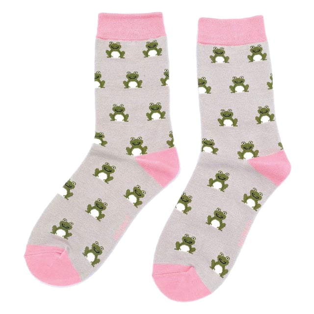 Miss Sparrow Calcetines de bambú con dibujos de animales: Miss Sparrow enorgullece sus productos con la filosofía de hacer que tus pies se sientan fabulosos durante todo el año. Ya sea por sus productos elegantes y con estilo, te traen accesorios únicos, emocionantes y a la moda, llenos de individualidad para darte la confianza de ser tú misma. Si buscas calcetines de bambú con colores brillantes, divertidos y alocados, ¡estos calcetines de Miss Sparrow son perfectos! Con un montón de estampados como lunares, rayas, zig zags ¡y mucho más! Seguro que encuentras el par perfecto para alegrar tus pies. Sus calcetines mantendrán tus dedos calientes y harán sonreír a tus seres queridos en ocasiones especiales. Incluso pueden ser un magnífico regalo para usted o para un ser querido. Estos calcetines son transpirables, hipoalergénicos, antibacterianos y muy suaves. Hay muchos diseños disponibles, incluyendo: Puffins, ranas, pingüinos y muchos más. Esta gama de calcetines está fabricada con un 54% de bambú, un 22% de algodón, un 16% de poliéster, un 6% de nailon y un 2% de elastano. Tallas para mujer: 4-7 UK. Lavables a máquina a menos de 40ºC. No lavar en seco. No planchar. No usar lejía. Detalles adicionales del producto: Calcetines Miss Sparrow para mujer Calcetines de bambú novedosos Un gran regalo Fibras ricas en bambú Diseños divertidos Super suaves y transpirables Hipoalergénicos Antibacterianos Lavables a máquina a menos de 40
