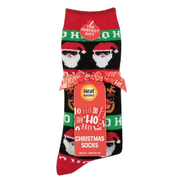 Calentadores - Calcetines navideños Lite para hombre: Ya estamos otra vez en esa época del año: ¡es hora de empezar a pensar en los regalos de Navidad! Tenemos el regalo perfecto para tu padre, hermano, tío o amigo: Calcetines de Navidad Heat Holders Lite. Estos calcetines festivos son menos voluminosos que sus homólogos originales, pero siguen siendo igual de cálidos. Estos calcetines Heat Holders Lite Xmas Socks son el regalo perfecto para cualquier hombre estas Navidades. No sólo son festivos, sino también cálidos y cómodos. Están disponibles en 4 fantásticos diseños festivos que incluyen: Cool Santa, Superstar Snowman, HO HO HO y Jazzy Rudolph. Nuestro hilo térmico Heat Holders especialmente desarrollado proporciona un aislamiento de alto rendimiento contra el frío con una capacidad superior de transpiración de la humedad. Esta versión de los Heat Holders soluciona el problema de "demasiado gruesos" de los Heat Holders originales. Estos calcetines térmicos de invierno son lo suficientemente finos como para caber en tus zapatos de diario, pero lo suficientemente gruesos como para permitir que las técnicas de aislamiento térmico de Heat Holders funcionen. Estos calcetines están disponibles en talla única para hombre: 6-11 UK (39-45 EUR, 7-12 US) y vienen en 4 diseños festivos diferentes. Están hechos de: 89% acrílico, 10% poliamida, 1% elastano y son lavables a máquina. Detalles adicionales del producto: Calcetines de Navidad Heat Holders Lite Diseños navideños festivos Menos voluminosos que los calcetines Heat Holders originales 1,6 Tog El calcetín de Navidad perfecto 5 veces más cálido que un calcetín de algodón básico Grueso y cálido 4 diseños festivos diferentes